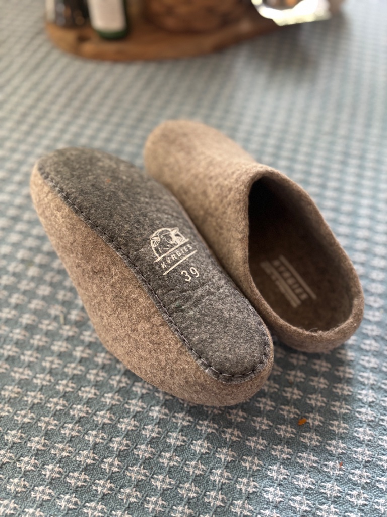 Kyrgies Classic Oatmeal Slippers 39 Eu | 8.5/9 — image 2 of 6